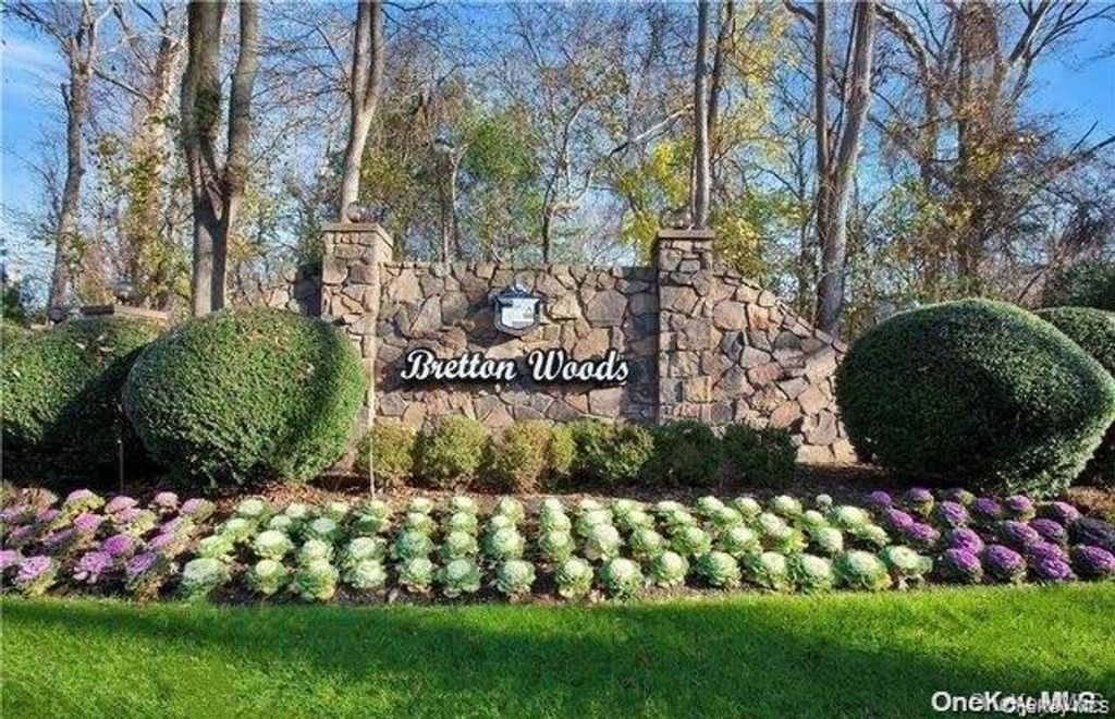 305 Brettonwoods Drive, Coram, NY 11727 — photo 2