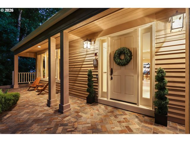221 Sw MOONRIDGE Pl, Portland, OR 97225