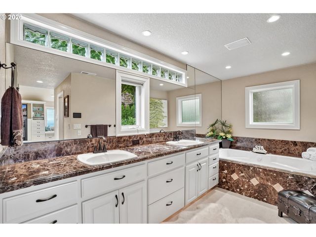 221 Sw MOONRIDGE Pl, Portland, OR 97225