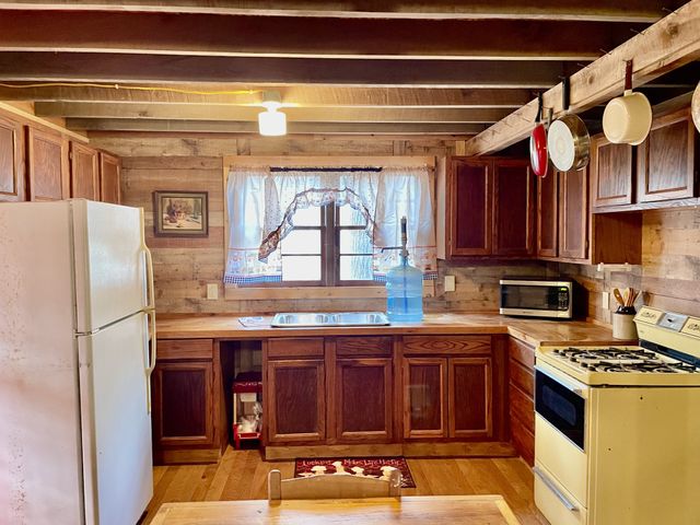 84 Granny Pratt Ln, Belvidere, TN 37306