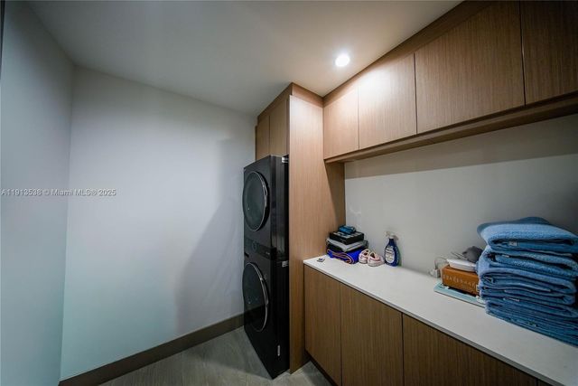 7520 W Treasure Dr, North Bay Village, FL 33141