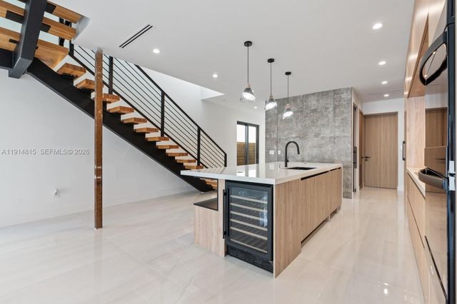 207 NE 17th Ave, Fort Lauderdale, FL 33301