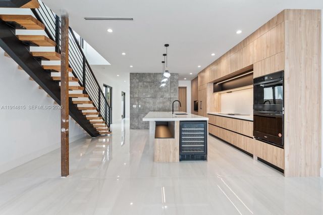 207 NE 17th Ave, Fort Lauderdale, FL 33301