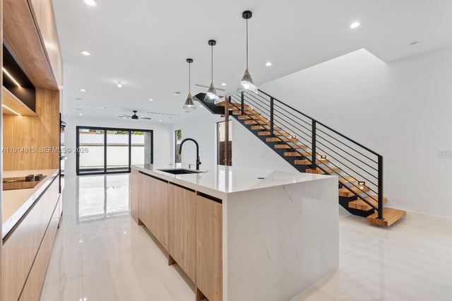 207 NE 17th Ave, Fort Lauderdale, FL 33301