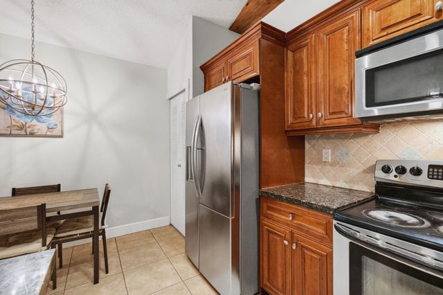 1057 Summit Trail Circle B, West Palm Beach, FL 33415