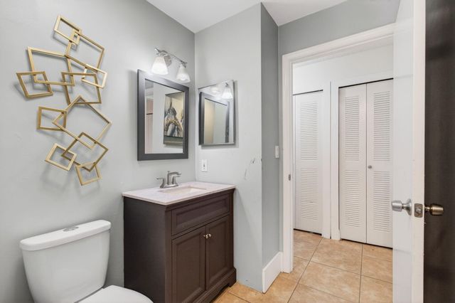 1057 Summit Trail Circle B, West Palm Beach, FL 33415