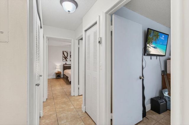 1057 Summit Trail Circle B, West Palm Beach, FL 33415