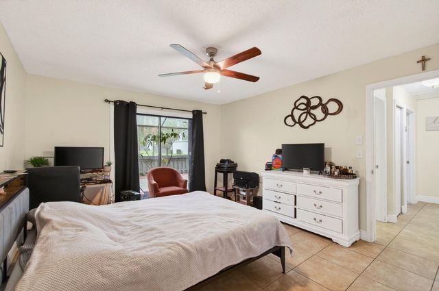 1057 Summit Trail Circle B, West Palm Beach, FL 33415