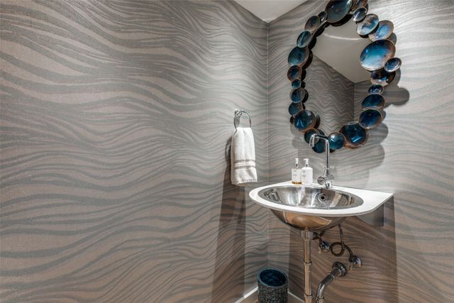 7404 W Northwest Highway 3, Dallas, TX 75225