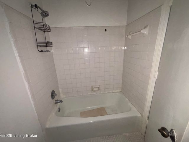 306 Chanel Ct APT 4, Louisville, KY 40218