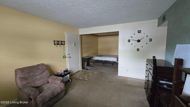 306 Chanel Ct APT 4, Louisville, KY 40218