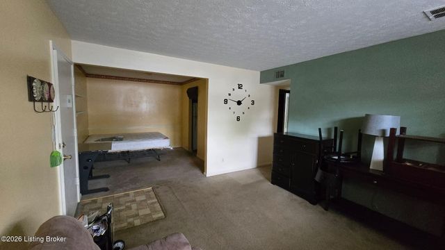 306 Chanel Ct APT 4, Louisville, KY 40218