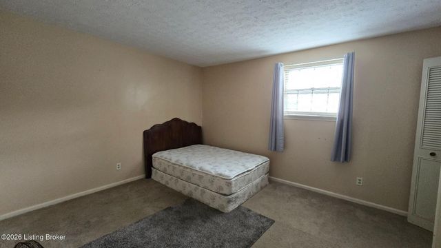 306 Chanel Ct APT 4, Louisville, KY 40218