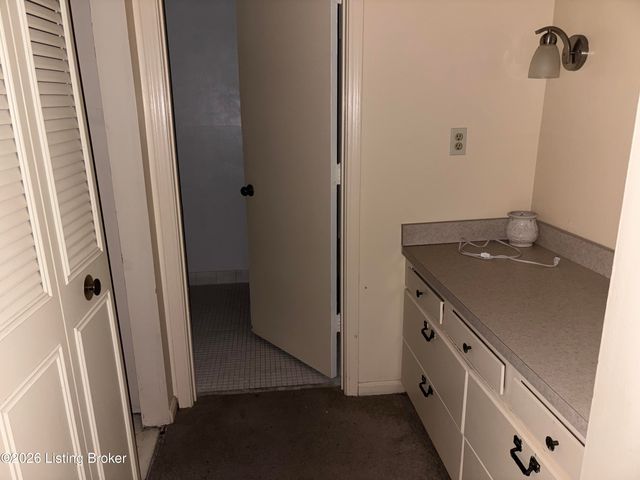 306 Chanel Ct APT 4, Louisville, KY 40218