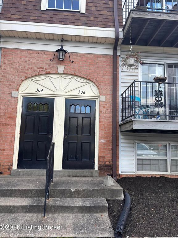 306 Chanel Ct APT 4, Louisville, KY 40218