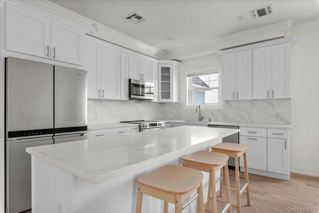 20 Secatoag Avenue 1A, Port Washington, NY 11050