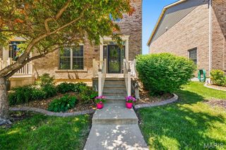 552 Queens Court Place, St Peters, MO 63376