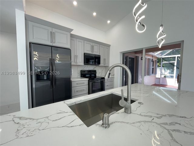 816 Sand Creek Cir, Weston, FL 33327