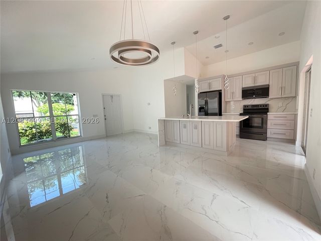 816 Sand Creek Cir, Weston, FL 33327