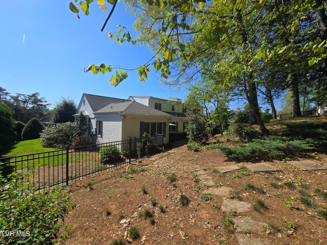 570 Valley Drive, Bristol, VA 24201