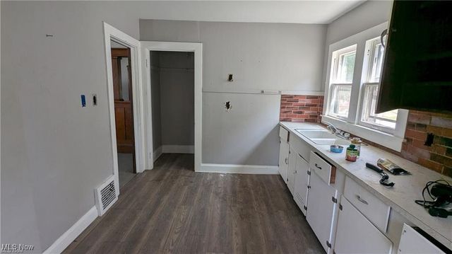 2242 East Avenue, Akron, OH 44314