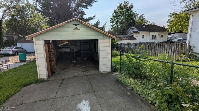 2242 East Avenue, Akron, OH 44314