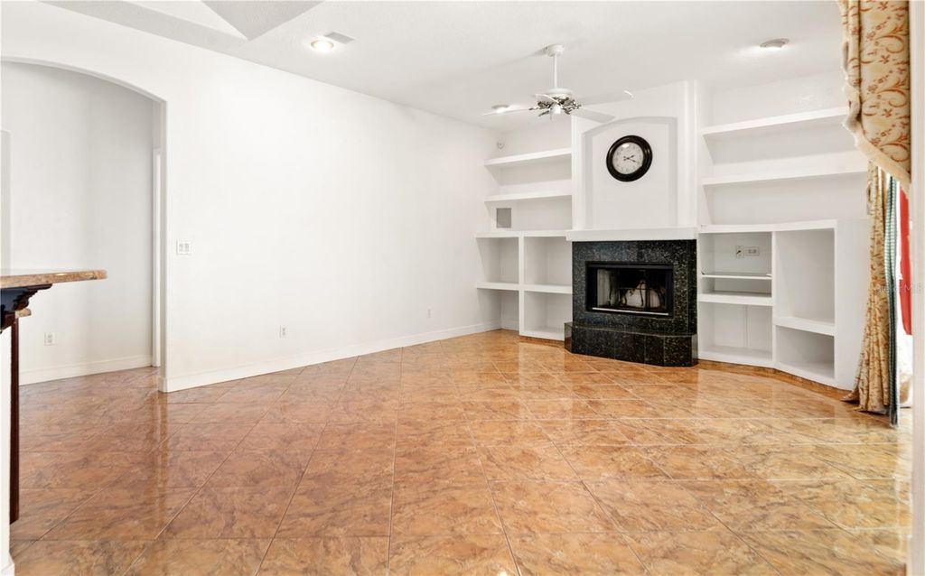 Image 15 of property listing at 8022 CANYON LAKE CIRCLE, Orlando, FL 32835