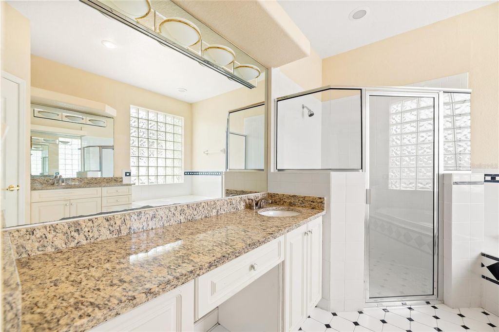 Image 20 of property listing at 8022 CANYON LAKE CIRCLE, Orlando, FL 32835