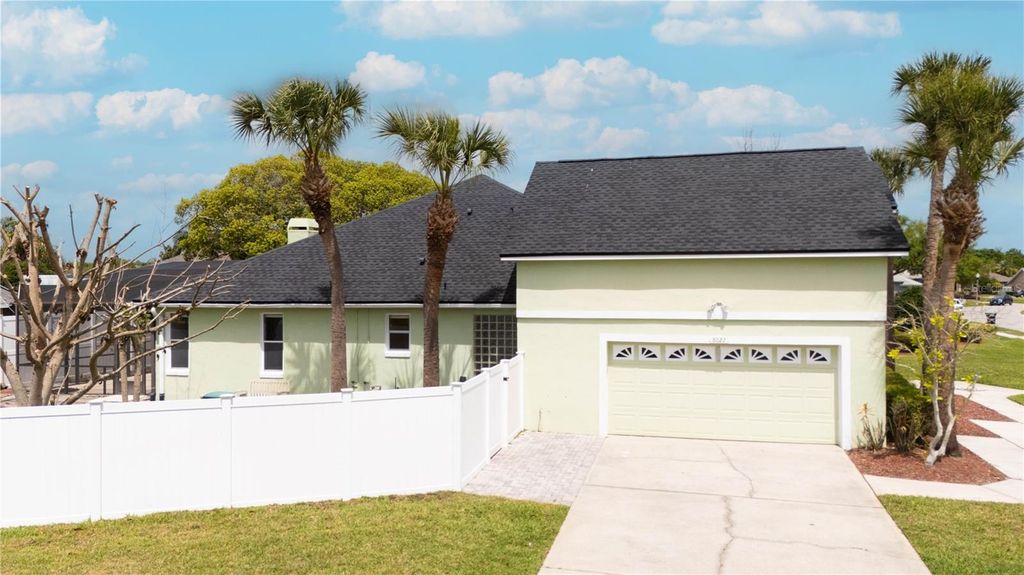 Image 3 of property listing at 8022 CANYON LAKE CIRCLE, Orlando, FL 32835