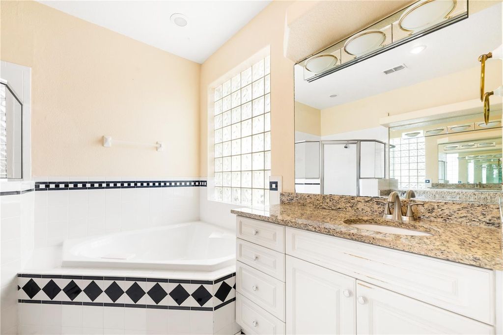 Image 21 of property listing at 8022 CANYON LAKE CIRCLE, Orlando, FL 32835