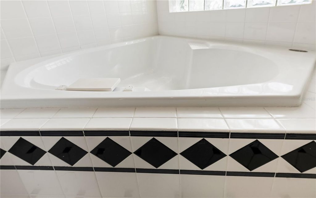 Image 23 of property listing at 8022 CANYON LAKE CIRCLE, Orlando, FL 32835