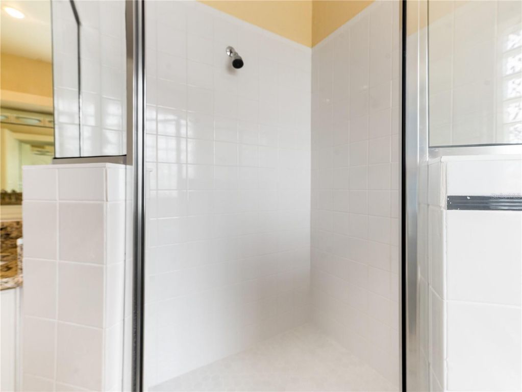 Image 24 of property listing at 8022 CANYON LAKE CIRCLE, Orlando, FL 32835