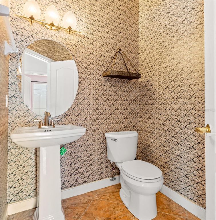 Image 27 of property listing at 8022 CANYON LAKE CIRCLE, Orlando, FL 32835