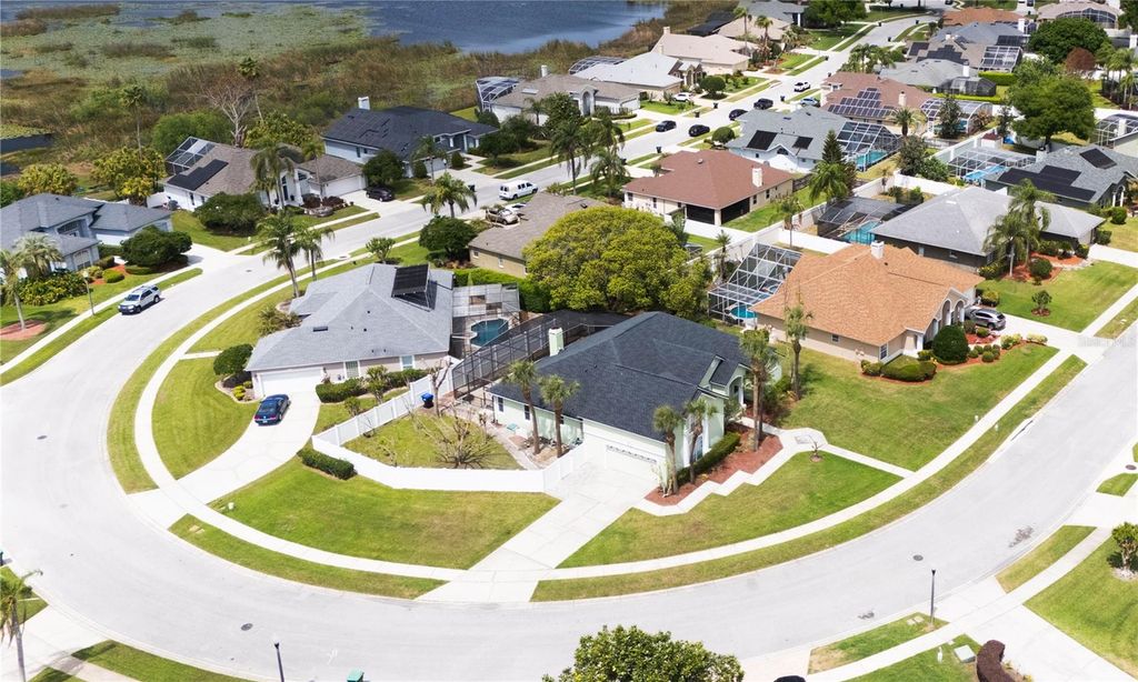 Image 4 of property listing at 8022 CANYON LAKE CIRCLE, Orlando, FL 32835