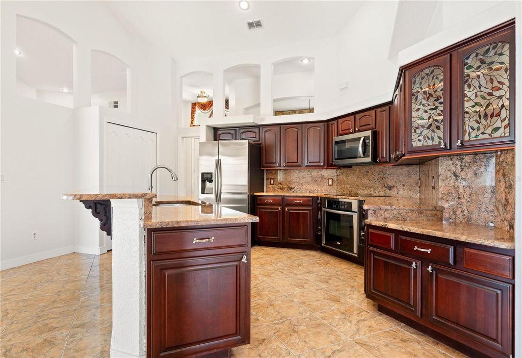 Image 9 of property listing at 8022 CANYON LAKE CIRCLE, Orlando, FL 32835