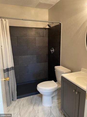 2800 Hillsboro Avenue N 105, New Hope, MN 55427