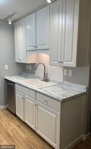 2800 Hillsboro Avenue N 105, New Hope, MN 55427