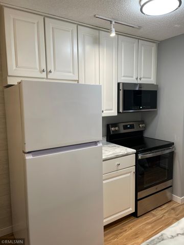 2800 Hillsboro Avenue N 105, New Hope, MN 55427