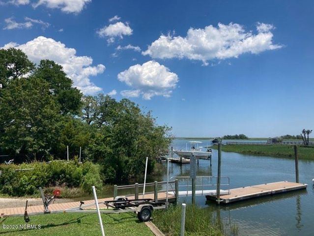 76 Hughes Road, Hampstead, NC 28443