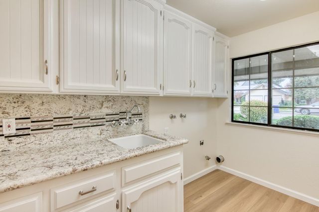 1377 E El Paso Avenue, Fresno, CA 93720