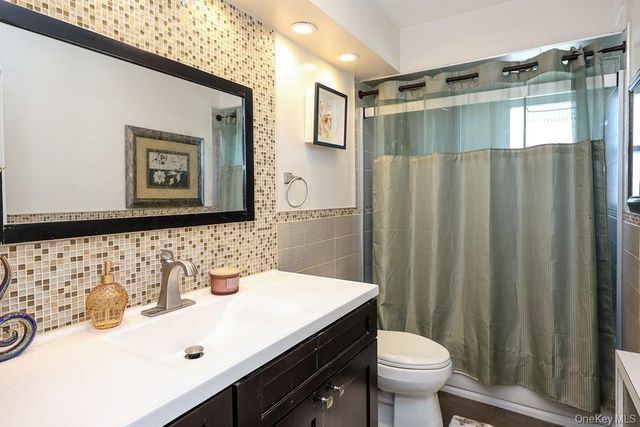 844 Hemlock Street, Franklin Square, NY 11010