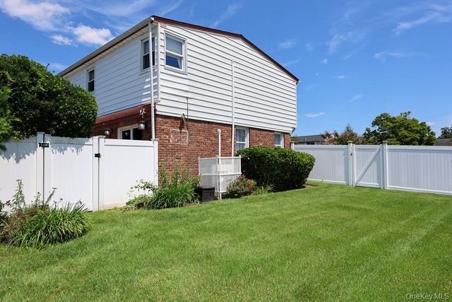 844 Hemlock Street, Franklin Square, NY 11010