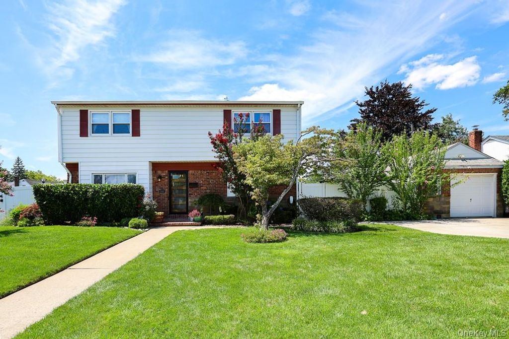 844 Hemlock Street, Franklin Square, NY 11010