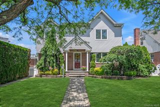 121 Strattford Road, New Hyde Park, NY 11040