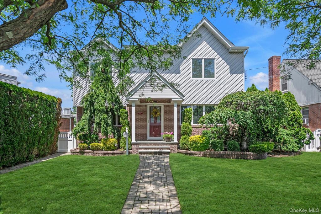 121 Strattford Road, New Hyde Park, NY 11040