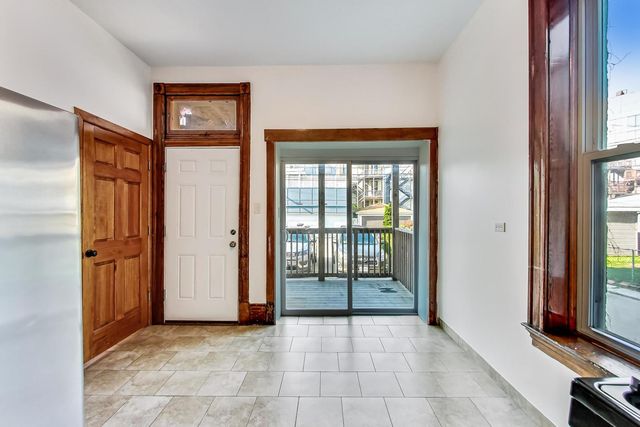 1138 W Addison Street 1, Chicago, IL 60613