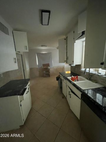 2038 E CHEERY LYNN Road, Phoenix, AZ 85016