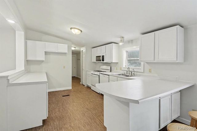 1295 W Cook Road, Grand Blanc, MI 48439