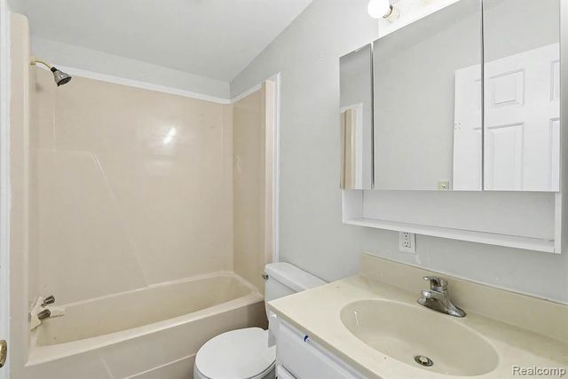 1295 W Cook Road, Grand Blanc, MI 48439