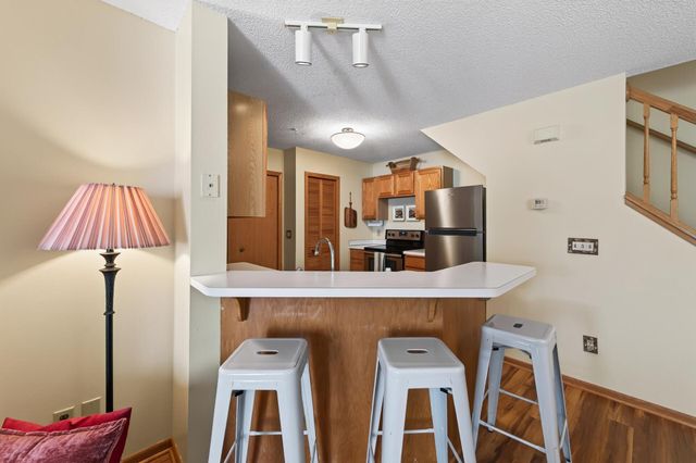 493 Marshland Trail, Chanhassen, MN 55317